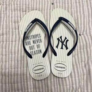Havaianas New York Yankee flip flops size 9/10